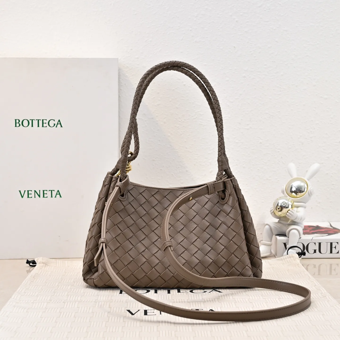 Batch 2060 BOTTEGA VENETA 2025 Autumn New Product Medium Parachuta The long-awaited new medium parachuta is here, with a unique appearance and iconic metal knots, and a whole piece of leather folds the four corners into a parachute shape! The exquisite Knot metal buckle is like putting jewelry on a bag. It is high-end and elegant. Its super capacity can hold all your things! The overall effect of this bag is very different from before. It is neither too delicate to provide a large capacity nor too bulky because of its practicality. It simply provides a perfectly suitable bag for casual and simple people👜 Style number: 5921 Size: 29.5*18.5*17.5cm